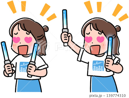 目をハートにしてペンライトを持つ女性 139774310