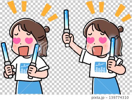 目をハートにしてペンライトを持つ女性 139774310