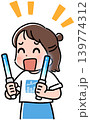 笑顔でペンライトを持つ女性 139774312