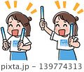 笑顔でペンライトを持つ女性 139774313