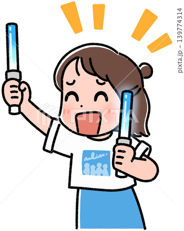 笑顔でペンライトを掲げる女性 139774314