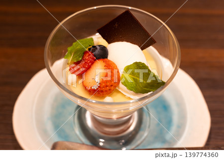 おいしいイチゴがのったフルーツパフェ おいしいイチゴがのったフルーツパフェ 139774360