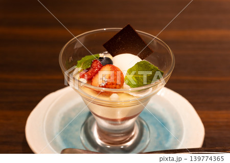 おいしいイチゴがのったフルーツパフェ おいしいイチゴがのったフルーツパフェ 139774365