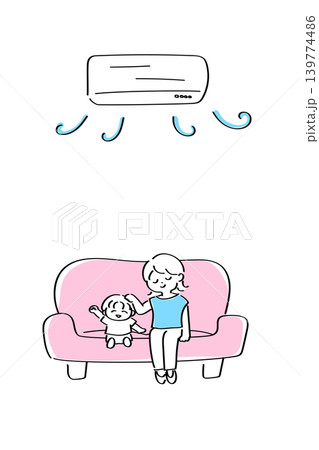 エアコンの効いた涼しい部屋で過ごすお母さんと子ども エアコンの効いた涼しい部屋で過ごすお母さんと子ども 139774486