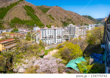 栃木県日光市 青空と桜が美しい春の鬼怒川温泉の街並みと渓谷美 栃木県日光市 青空と桜が美しい春の鬼怒川温泉の街並みと渓谷美 139774742