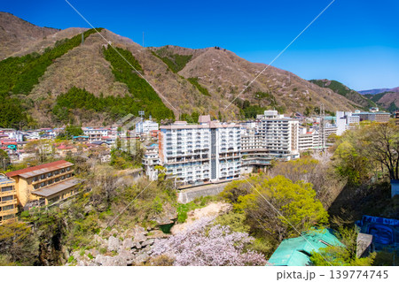 栃木県日光市 青空と桜が美しい春の鬼怒川温泉の街並みと渓谷美 栃木県日光市 青空と桜が美しい春の鬼怒川温泉の街並みと渓谷美 139774745