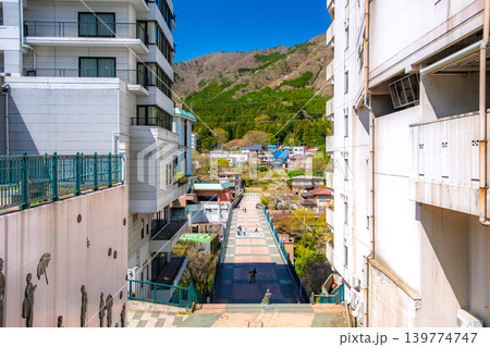 栃木県日光市 快晴の青空と鬼怒川温泉、ふれあい橋 栃木県日光市 快晴の青空と鬼怒川温泉、ふれあい橋 139774747