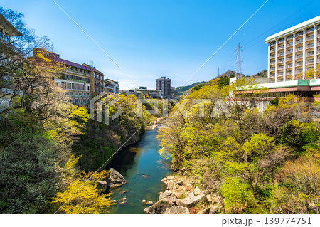 栃木県日光市 快晴の青空と新緑が美しい鬼怒川温泉の渓谷美とホテル群 栃木県日光市 快晴の青空と新緑が美しい鬼怒川温泉の渓谷美とホテル群 139774751