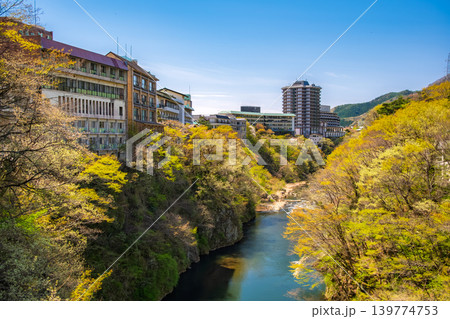 栃木県日光市 快晴の青空と新緑が美しい鬼怒川温泉の渓谷美とホテル群 栃木県日光市 快晴の青空と新緑が美しい鬼怒川温泉の渓谷美とホテル群 139774753