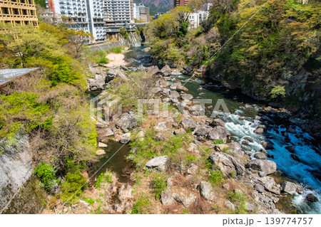 栃木県日光市 白波を立てて流れる鬼怒川の清流と新緑が美しい渓谷の絶景 139774757