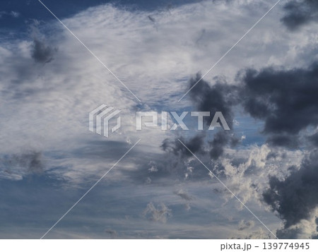 夕日を隠す西空のにぎやかな雲 139774945