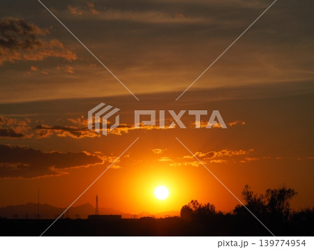 オレンジ色の夕焼けと沈みゆく太陽 オレンジ色の夕焼けと沈みゆく太陽 139774954