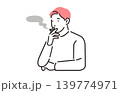タバコを吸う男性 139774971