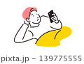 寝転がりながらスマホを見る男性 139775555