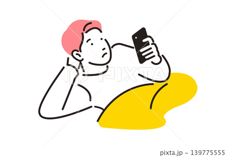 寝転がりながらスマホを見る男性 寝転がりながらスマホを見る男性 139775555