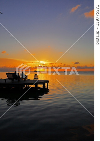 ベリーズ・キーカーカー島の夕日 カリブ海の絶景サンセット ベリーズ・キーカーカー島の夕日 カリブ海の絶景サンセット 139775571