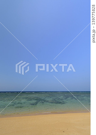 美しい砂浜と青い海 139775828