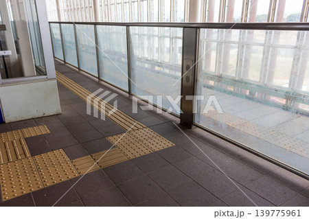 駅ホームの点字ブロックとバリアフリー設備｜公共交通と安全対策のイメージ【九州新幹線 筑後船小屋駅】 139775961