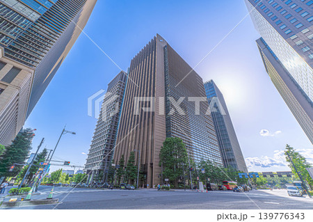 三井住友銀行本店ビルディング(丸の内)の外観と大手町交差点の見上げ構図【東京都千代田区】 三井住友銀行本店ビルディング(丸の内)の外観と大手町交差点の見上げ構図【東京都千代田区】 139776343