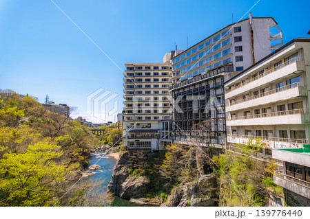 栃木県日光市 断崖絶壁に建つ巨大なホテル群と新緑の渓谷が美しい鬼怒川温泉 栃木県日光市 断崖絶壁に建つ巨大なホテル群と新緑の渓谷が美しい鬼怒川温泉 139776440
