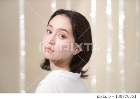 セミロングの若い女性のビューティーイメージ 139776551