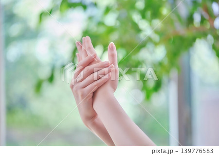 手のケアをする若い女性のボディパーツ 手のケアをする若い女性のボディパーツ 139776583