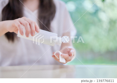 20代女性のスキンケア 139776811
