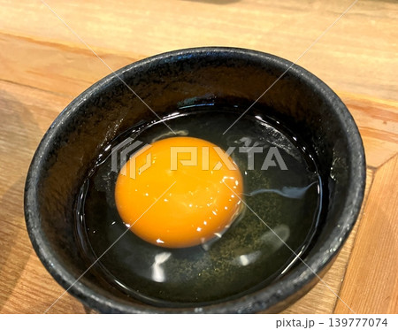 小鉢に入れた生卵 新鮮な生卵 小鉢に入れた生卵 新鮮な生卵 139777074