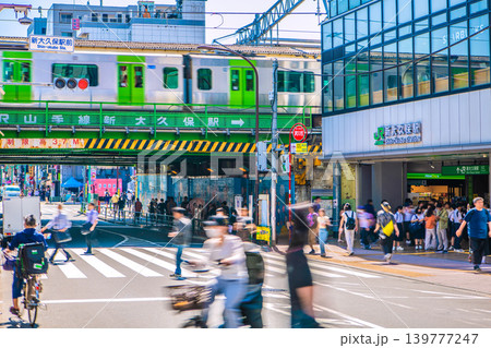 日本の東京都市景観 5月。朝の新大久保駅や山手線などを望む。路上喫煙禁止等…禁止看板が多い…＝19日 139777247