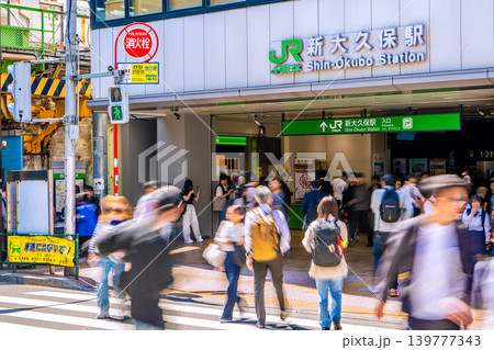 日本の東京都市景観 5月。朝の新大久保駅などを望む。車道に出ないで！など禁止看板が多い＝19日 139777343
