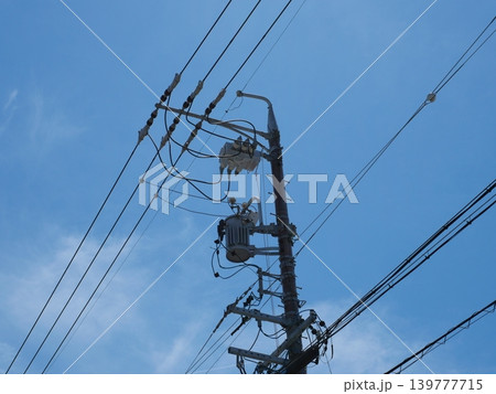青空に伸びる電柱と電線のシンプル背景 青空に伸びる電柱と電線のシンプル背景 139777715