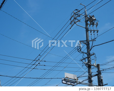 青空に伸びる電柱と電線のシンプル背景 青空に伸びる電柱と電線のシンプル背景 139777717
