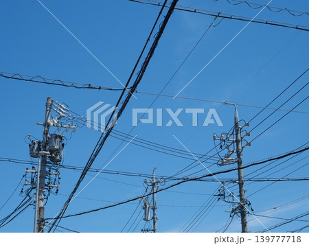 青空に伸びる電柱と電線のシンプル背景 139777718