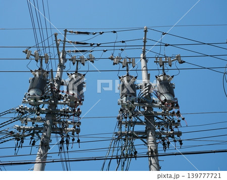 青空に伸びる電柱と電線のシンプル背景 139777721