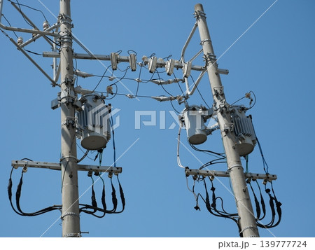 青空に伸びる電柱と電線のシンプル背景 139777724
