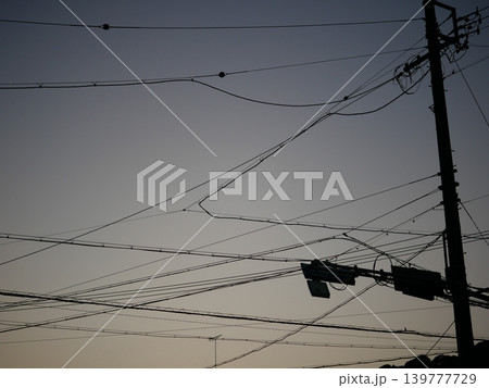 シンプルな電柱と空のミニマル背景 139777729