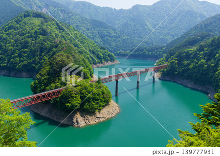 青い湖面に浮かぶ奥大井湖上駅 青い湖面に浮かぶ奥大井湖上駅 139777931
