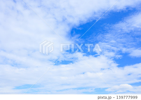 青空と白い雲の背景素材 青空と白い雲の背景素材 139777999