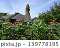 花壇の向こうに巨大な像 139778195