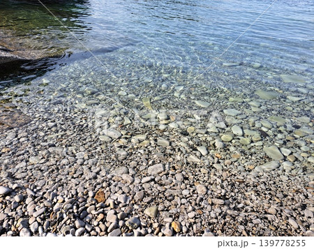 三陸海岸 浄土ヶ浜の透き通る海の美しい水底と小石   139778255