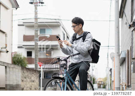 自転車で配達する男性 自転車で配達する男性 139778287
