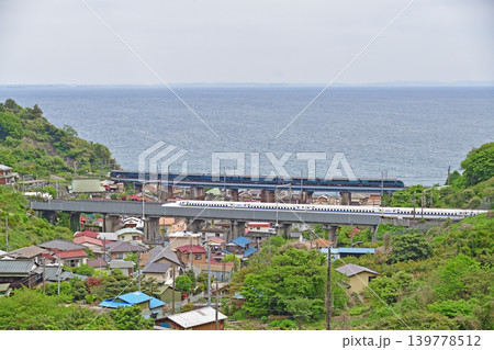東海道本線 早川-根府川 JR東日本 E261系 RS1編成 東海道新幹線 N700S系 JR東海 東海道本線 早川-根府川 JR東日本 E261系 RS1編成 東海道新幹線 N700S系 JR東海 139778512
