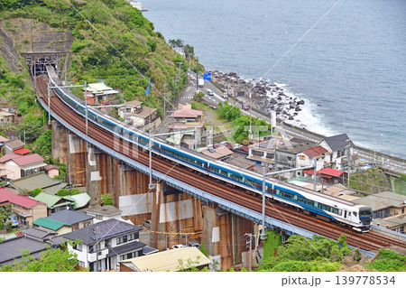 東海道本線　早川－根府川　JR東日本　E257系2000番台　NA-13編成（大宮）　踊り子 139778534