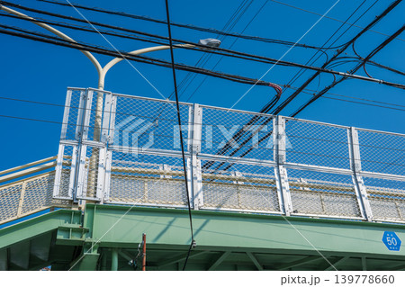 横断歩道橋の上に張られた架線 横断歩道橋の上に張られた架線 139778660