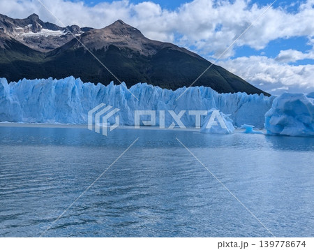Edge of Perito Moreno Glacier in Los Glaciares National Park Edge of Perito Moreno Glacier in Los Glaciares National Park 139778674