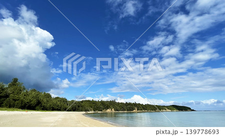 夏の青空が広がる沖縄・安部の海と静かな砂浜 夏の青空が広がる沖縄・安部の海と静かな砂浜 139778693