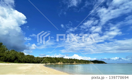 夏の青空が広がる沖縄・安部の海と静かな砂浜 夏の青空が広がる沖縄・安部の海と静かな砂浜 139778694