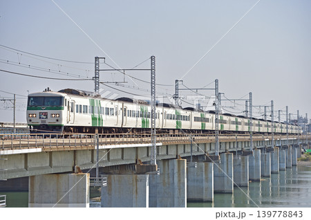 東海道本線　茅ヶ崎－平塚　JR東日本　185系　A3編成（大宮）　踊り子 139778843