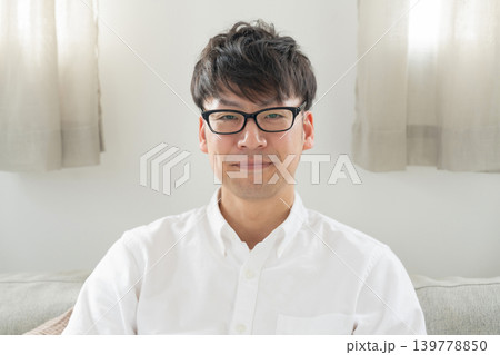 メガネをかけた男性 メガネをかけた男性 139778850