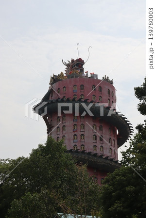 Dragon-Sculpted Building with Traditional Architecture Dragon-Sculpted Building with Traditional Architecture 139780003